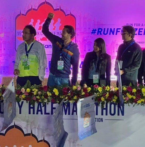 Dino Morea at the Vedanta Pink City Half Marathon 2024